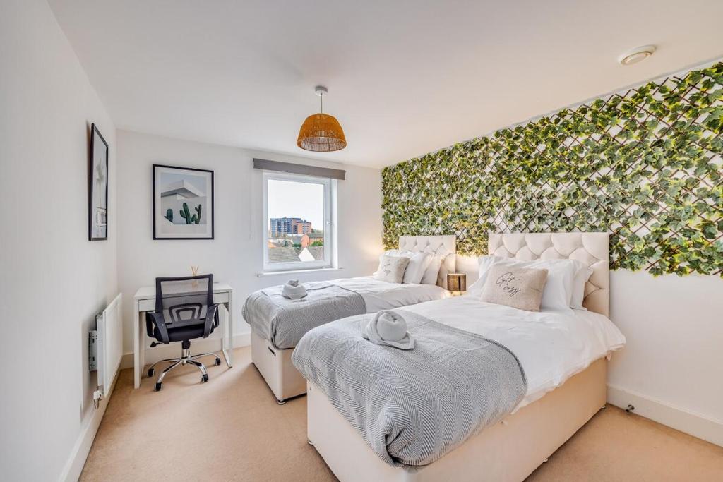 Postel nebo postele na pokoji v ubytování Charming Apartment near the High Street with Private Balcony, Free Parking, Self Check-In, Fast WiFi and Smart TV by Yoko Property