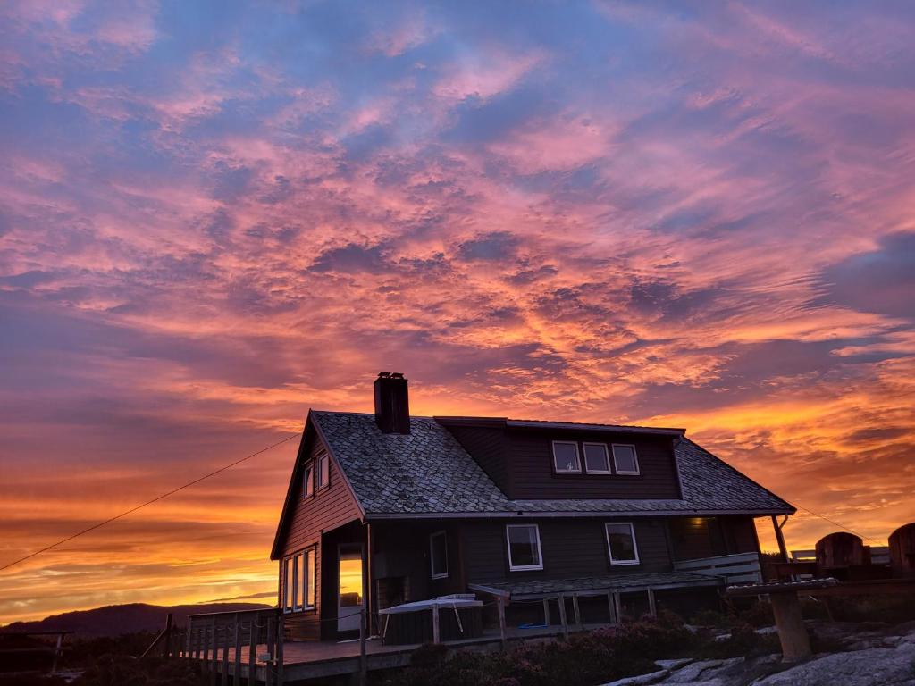 Východ nebo západ slunce při pohledu z prázdninového domu nebo okolí