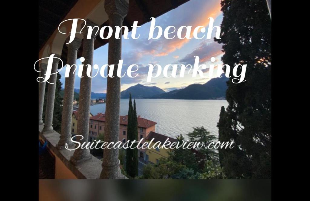 une vue d'un lac depuis un balcon avec les mots front beach antique parking dans l'établissement Suitecastlelakeview 1, à Bellano