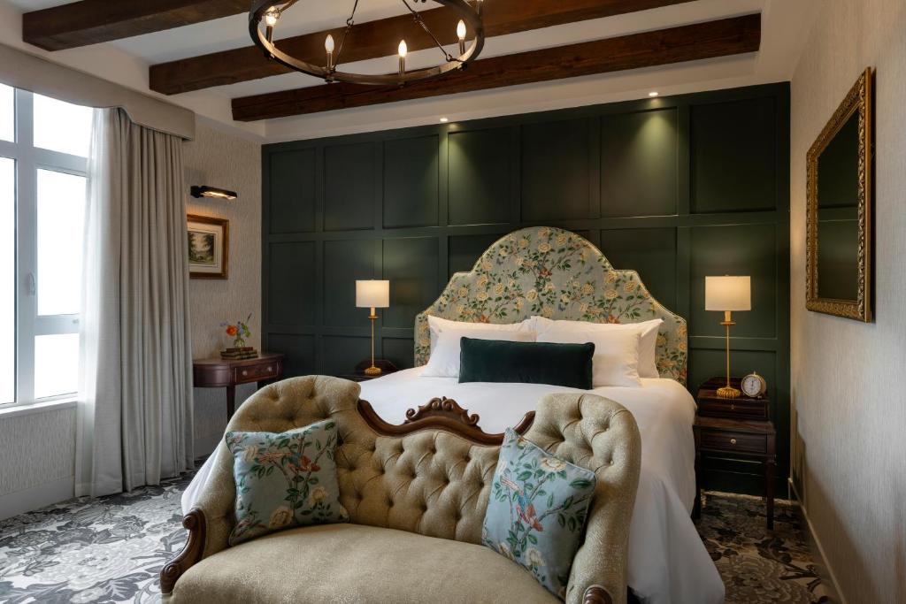 
Deluxe Room (2 Adults + 1 Child)
