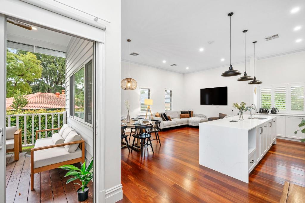 Телевизор и/или развлекательный центр в Stylish Suburban Getaway Spacious&BBQ