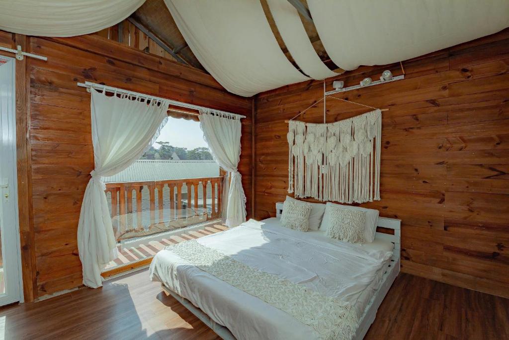 Ένα ή περισσότερα κρεβάτια σε δωμάτιο στο Homestay Gấu