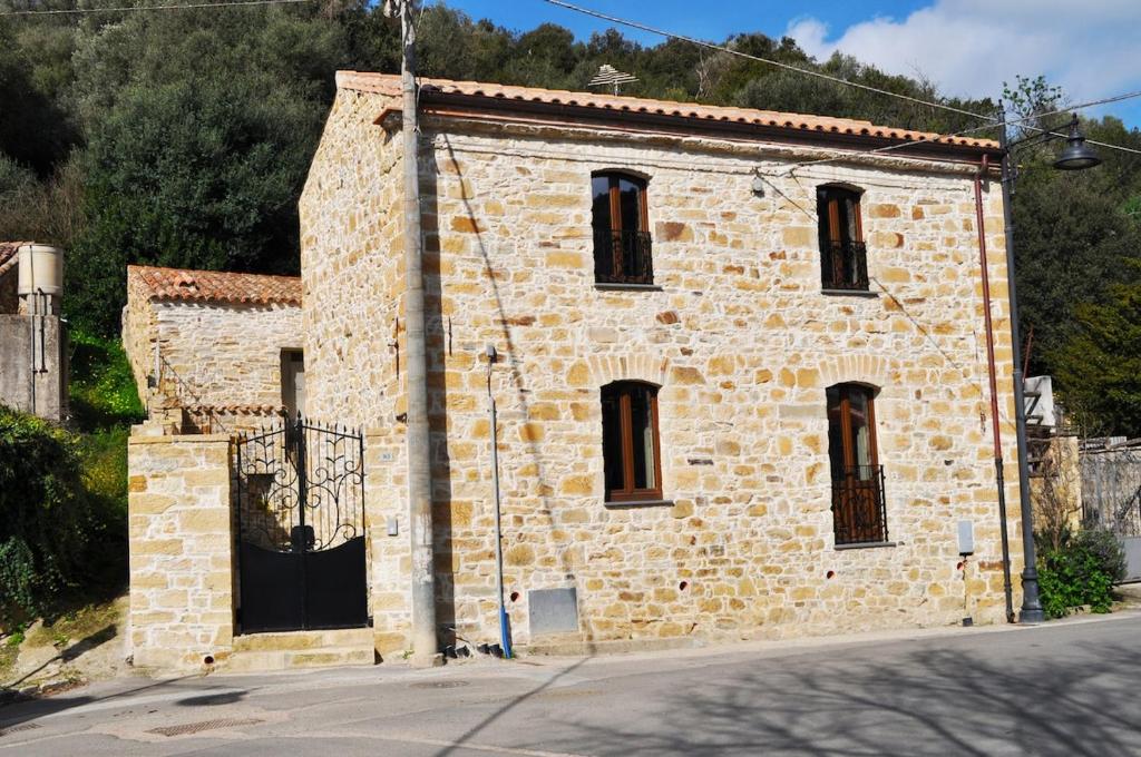Το κτήριο όπου στεγάζεται  η παραθεριστική κατοικία