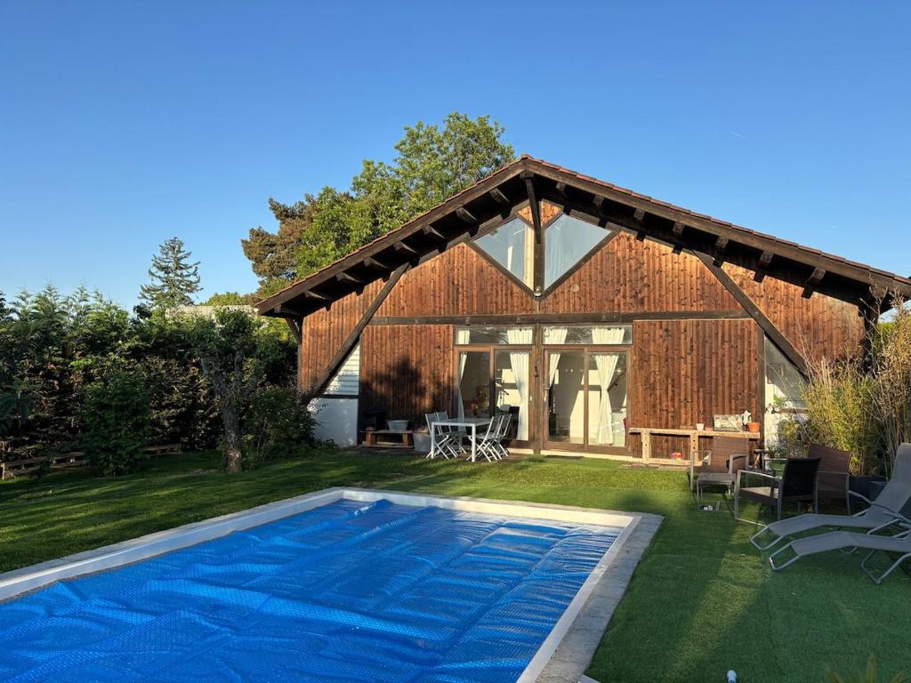 una casa con piscina nel cortile di Logement indépendant a Saint-Didier-au-Mont-dʼOr