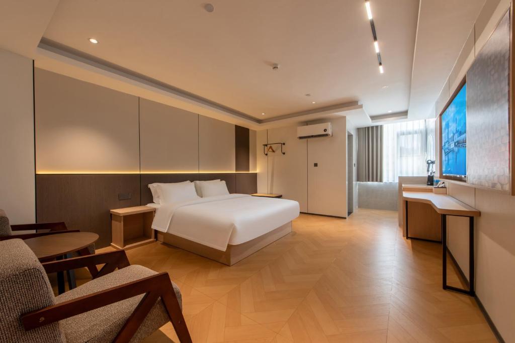 a hotel room with a bed and a desk at Huahang Hotel - Guangzhou Baiyun International Airport - Free airport shuttle bus in Guangzhou