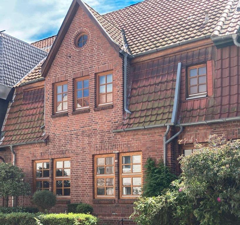a brick house with windows and a roof at Art-Apartment-Leo in Bremerhaven