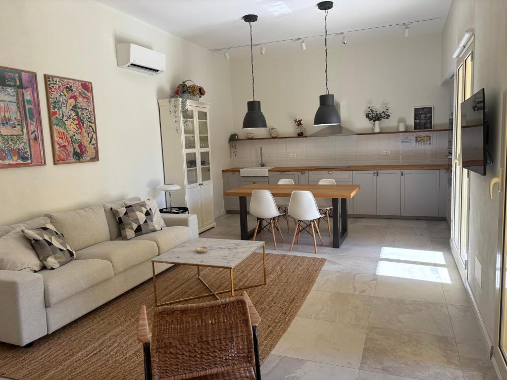 una sala de estar con un sofá y una mesa en Casa Bernini, en Avola