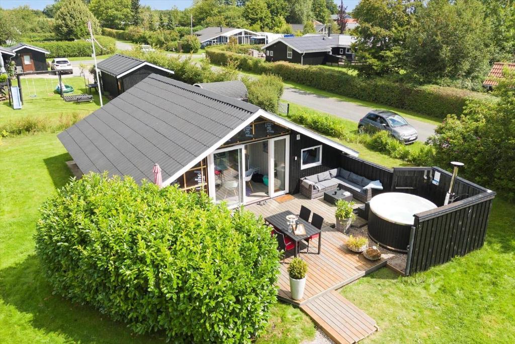 an overhead view of a tiny house with a deck at 40572-Juelsminde-Pot-Strandby-134 in Sønderby