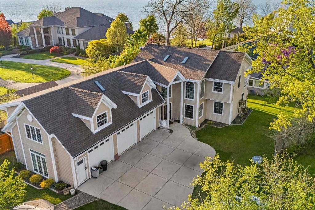 Lake Viewにある3 Mi to Beach Golfers Paradise in Lake View!の私道付家屋上