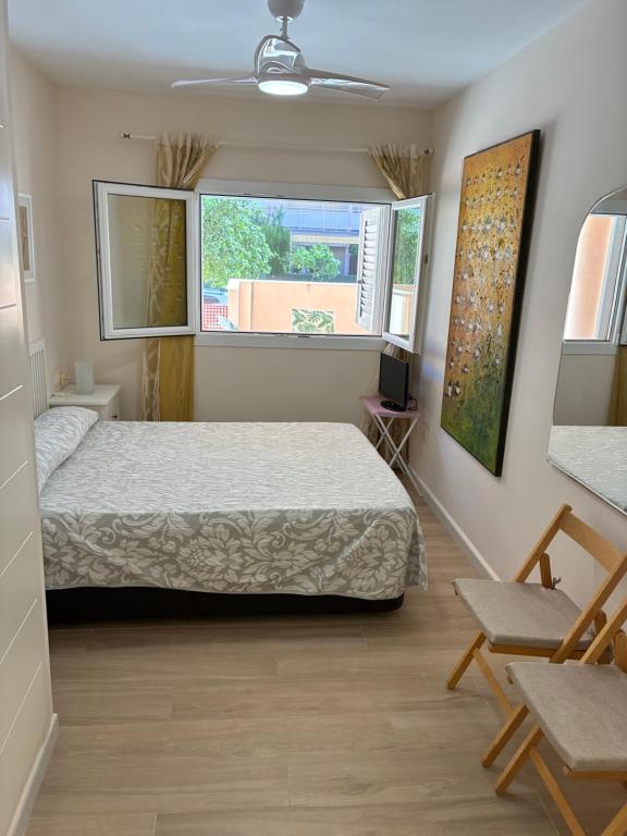 a bedroom with a bed and a window at Apartamento de lujo en Canet de Berenguer a 150 m de la playa in Canet de Berenguer