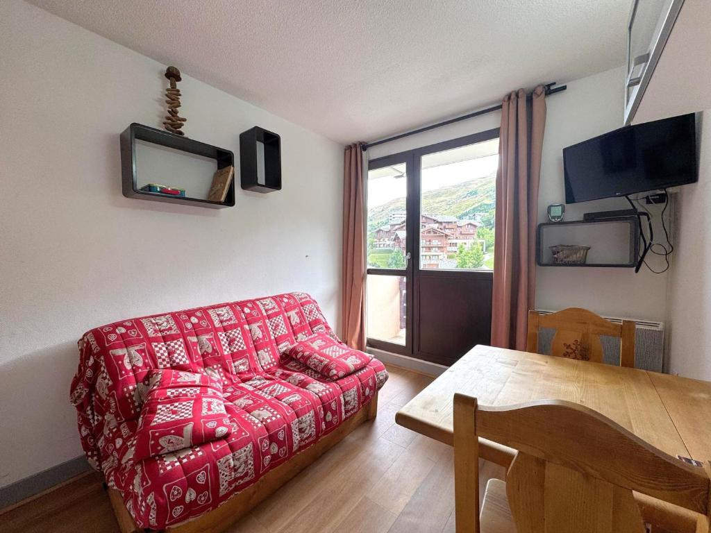 TV a/nebo společenská místnost v ubytování Studio confort pour 2 aux Menuires avec cuisine équipée - FR-1-452-146