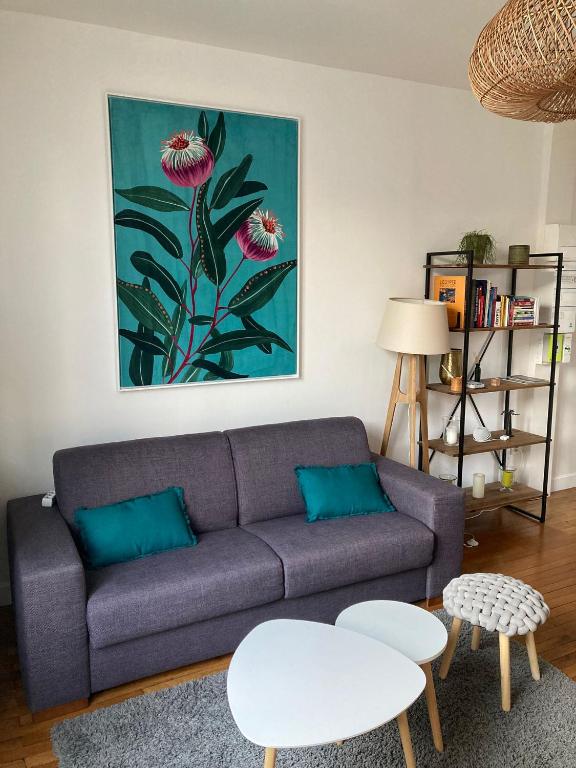 a living room with a purple couch and two tables at Hyper centre lumineux avec balcon in Tours