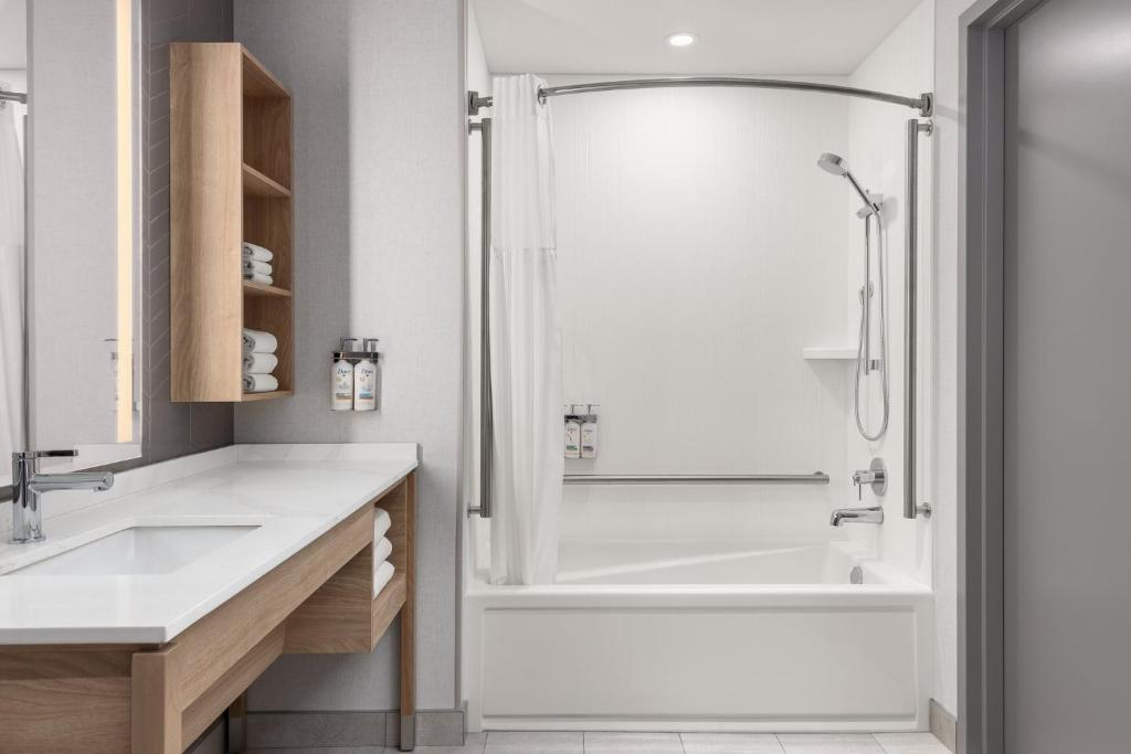 
King Studio Suite with Mobility Accessible Tub
