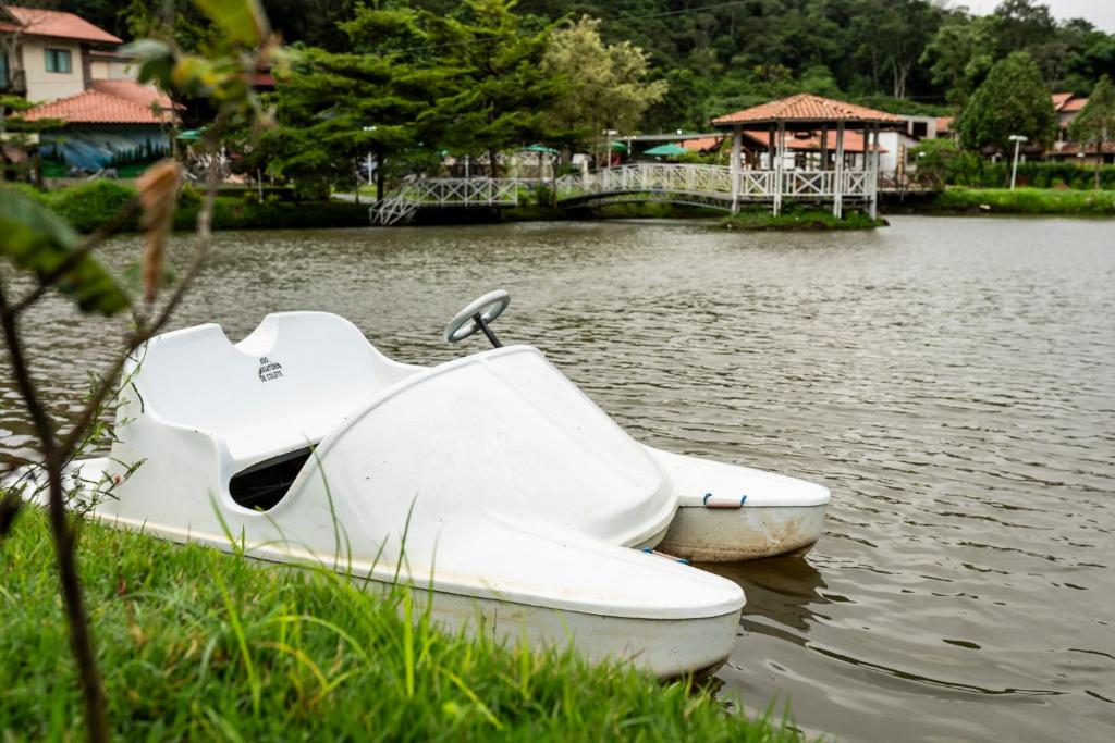 a white boat sitting in the middle of a lake at Pousada do Lago in Guaramiranga