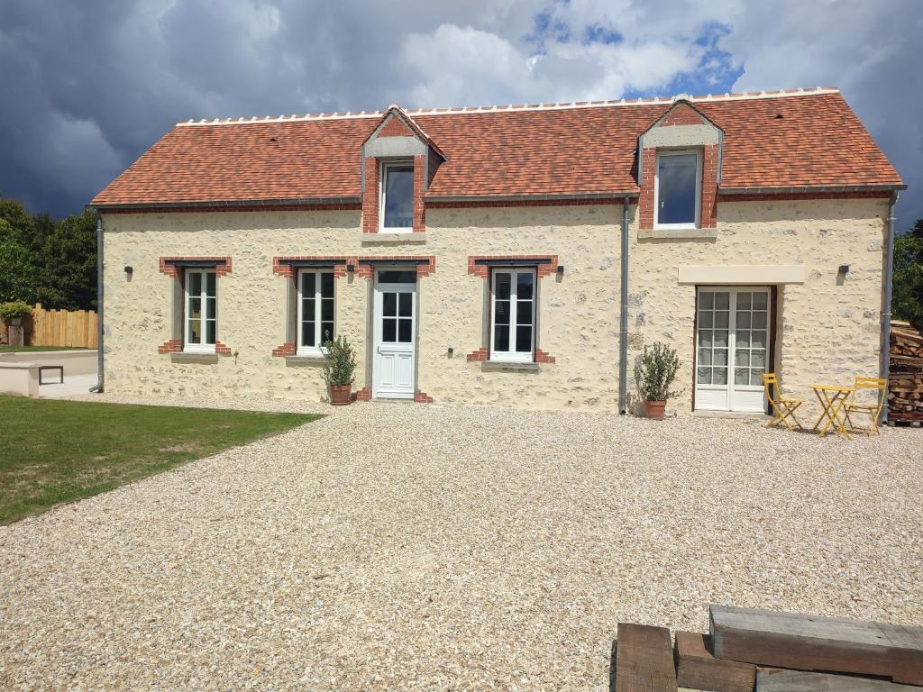 a large brick house with a gravel driveway at Maison Louise - Gîte de charme entre forêt et étang - Family friendly 
