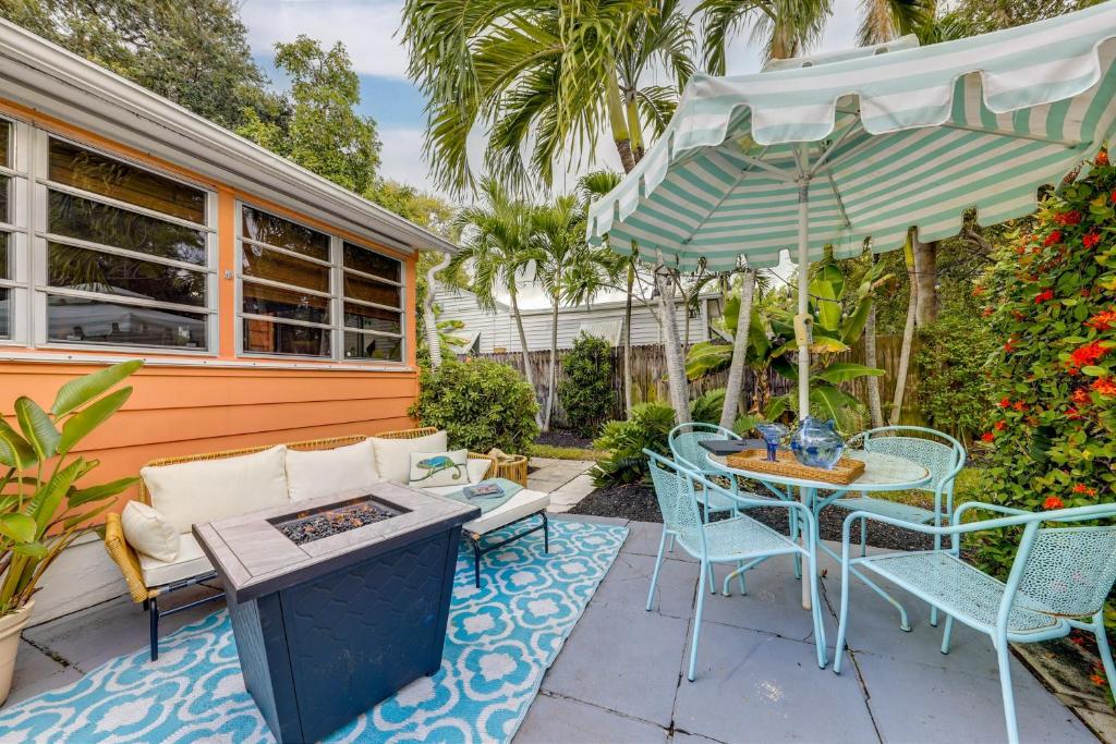 Κήπος έξω από το Yard and Hot Tub Historic Lake Worth Cottage!