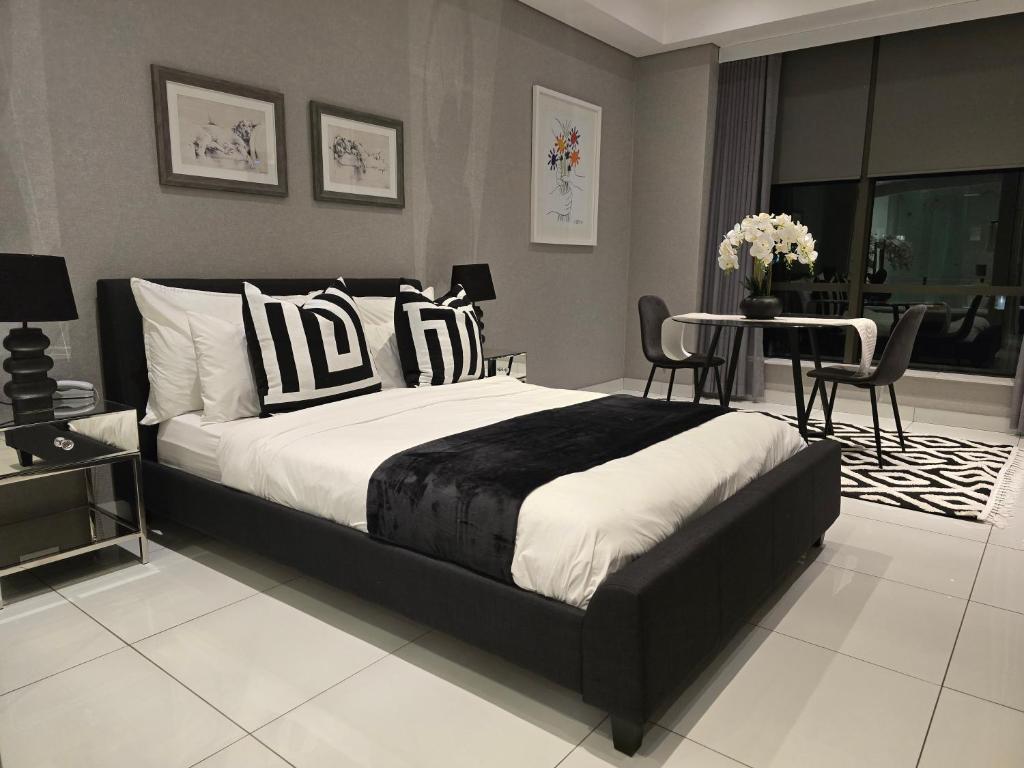 Ένα ή περισσότερα κρεβάτια σε δωμάτιο στο Sandton Skye Apartment