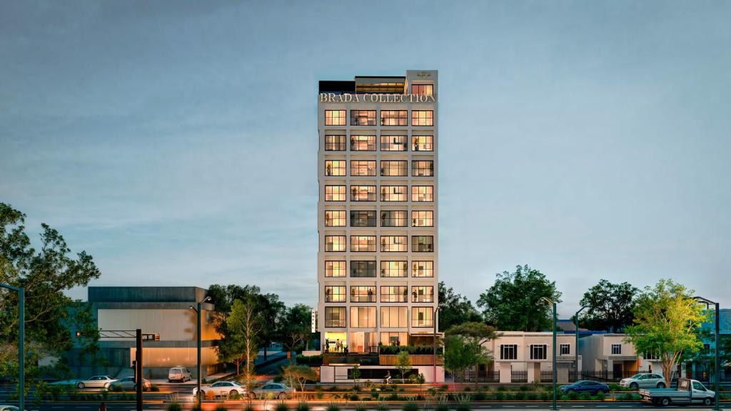 ein hohes Gebäude mit Licht in einer Stadt in der Unterkunft Brada Collection Stays in Guadalajara