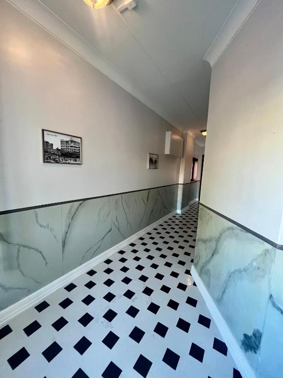 a bathroom with a black and white tiled floor at Snygg studio lägenhet Wolffskavägen 21 in Vaasa