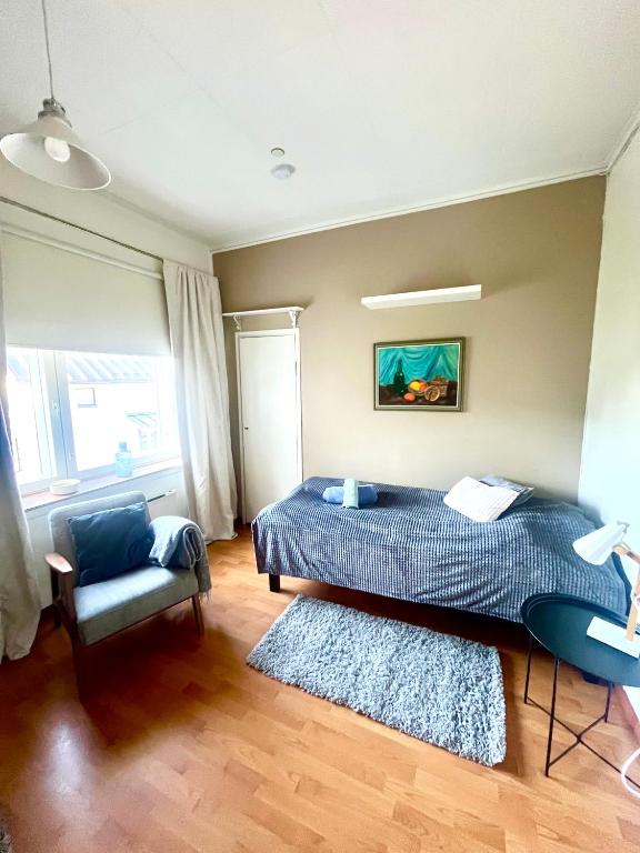 Giường trong phòng chung tại Snygg studio lägenhet Wolffskavägen 21