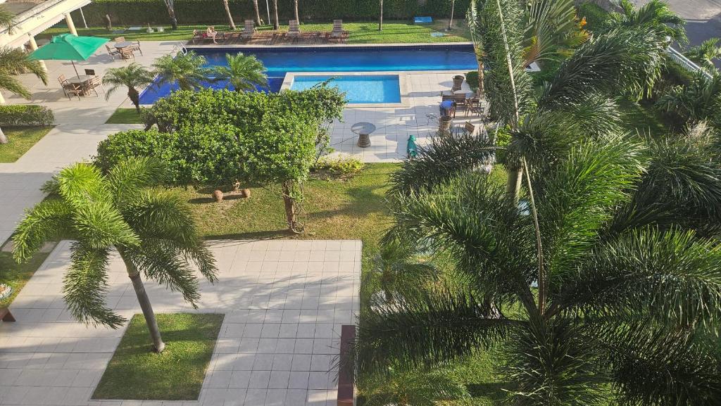 an overhead view of a resort with palm trees and a pool at Apartamento com 2 quartos próximo aCastelão Arena in Fortaleza