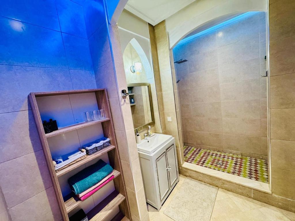 a bathroom with a shower and a toilet and a sink at Kridarek - Magnifique Villa avec piscine à Marrakech in Douar bel Rhanodour