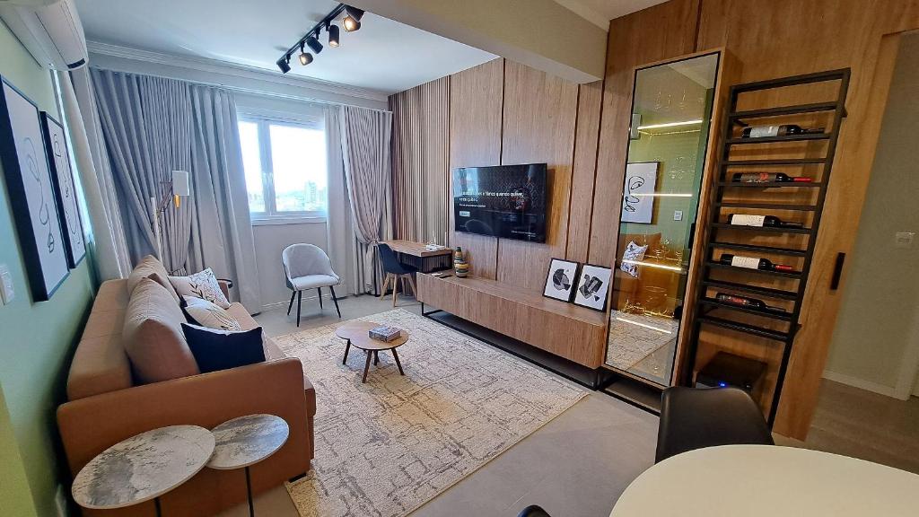 ein Wohnzimmer mit Sofa und Fernseher in der Unterkunft Apto Novo próximo Maria Fumaça in Bento Gonçalves