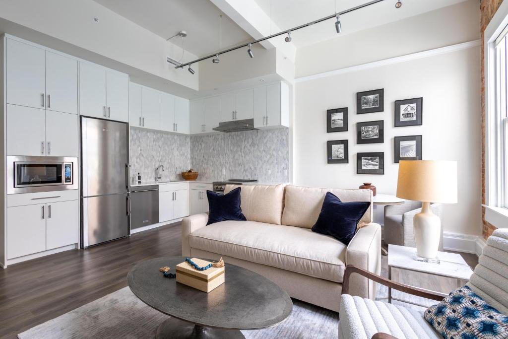 una sala de estar con un sofá y una mesa en Downtown Loft on Palafox Street, en Baptist Hospital Heliport