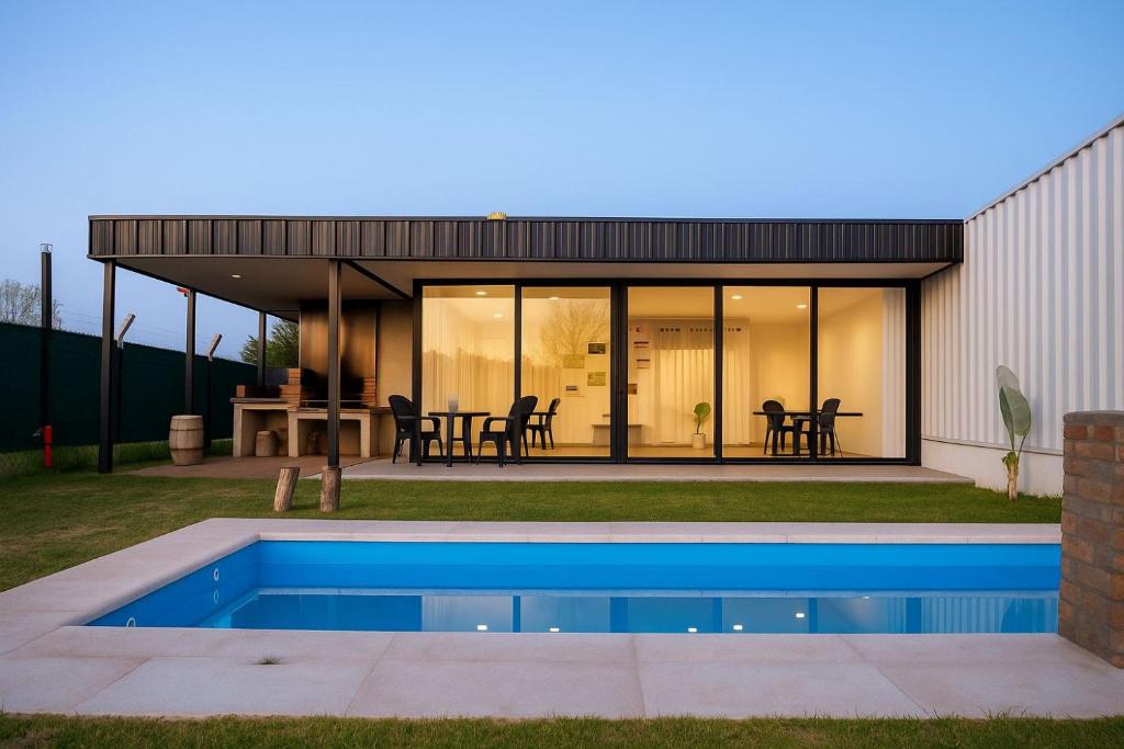 una casa con piscina nel cortile posteriore di Miatello a Villa Nueva