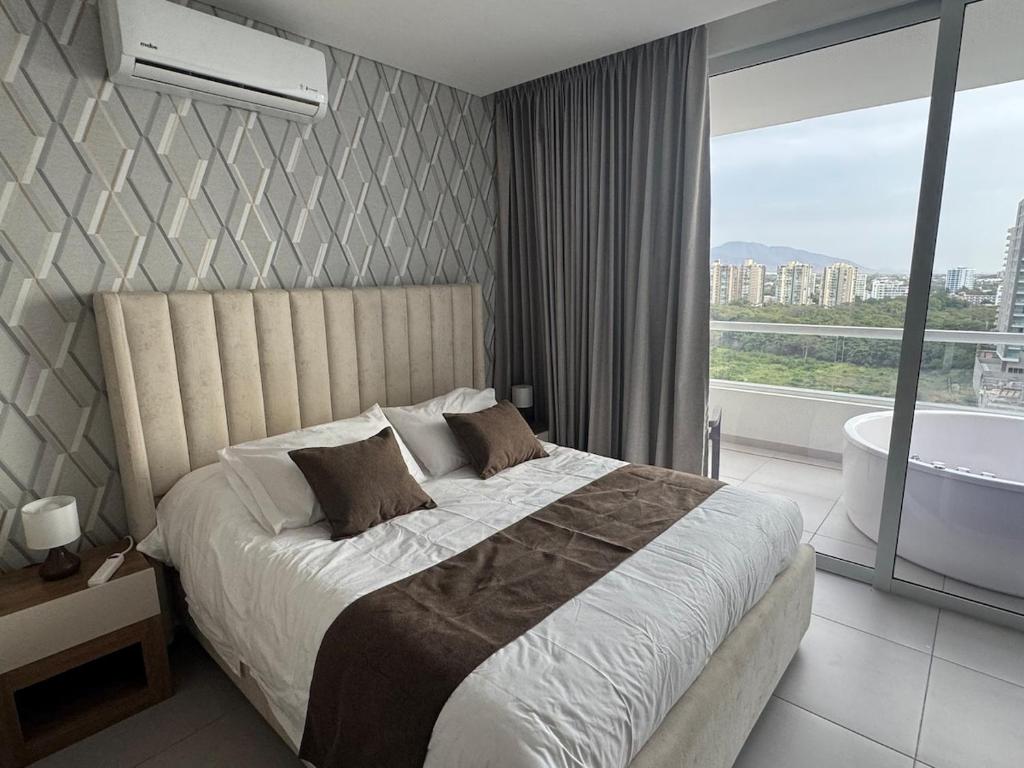 Voodi või voodid majutusasutuse Suite con Jacuzzi y vista al mar piso 13 toas