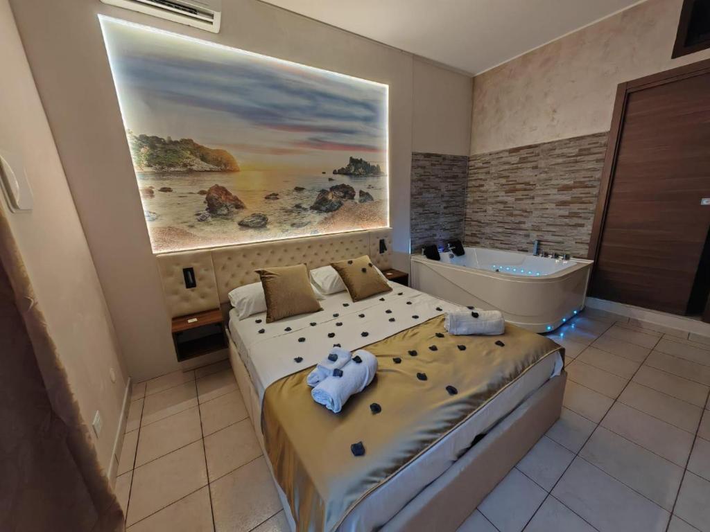 1 dormitorio con 2 camas y bañera en Agata House, en Catania
