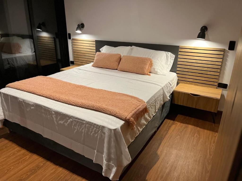 Кровать или кровати в номере Cabaña Glamping Romántica Con Paisajes Increíbles