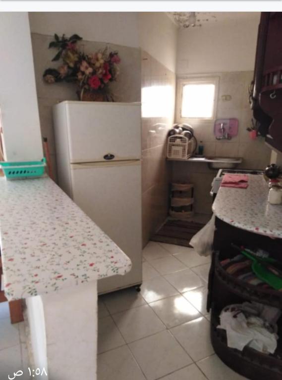 een keuken met een witte koelkast en een aanrecht bij Marseilia Resort 1 in Borg El Arab