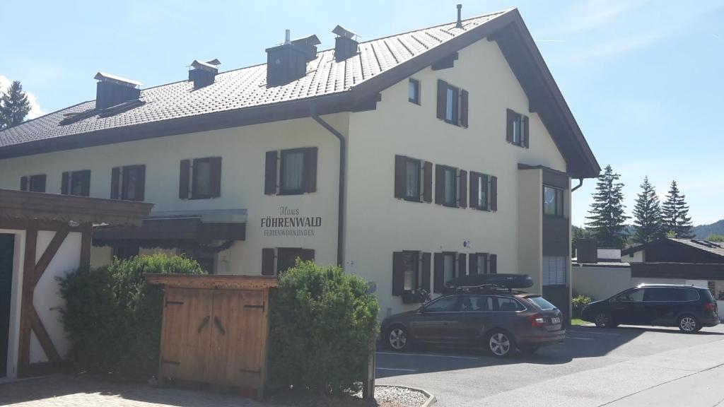 ein Gebäude mit einem davor geparkt in der Unterkunft Haus Föhrenwald Ferienwohnung Mundeblick in Seefeld in Tirol