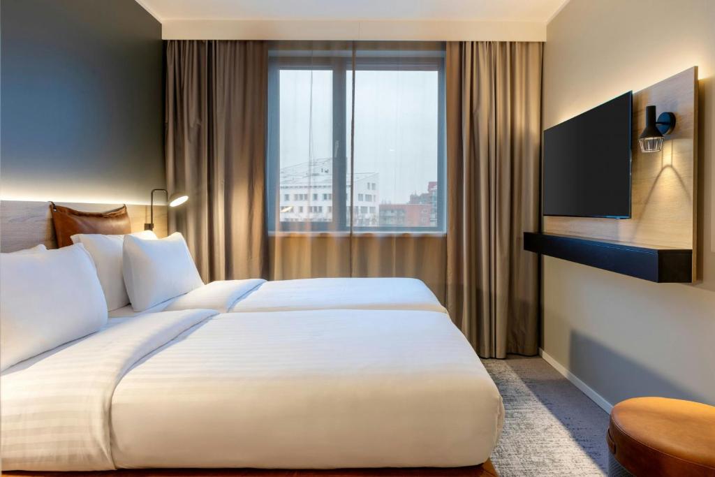 Moxy Berlin Ostbahnhof - Resim 42