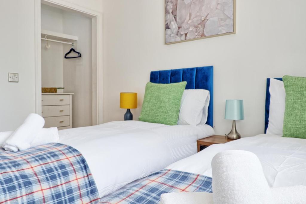 Postel nebo postele na pokoji v ubytování Quirky 2-Bed Brentwood Home Near High St & Station - With Parking