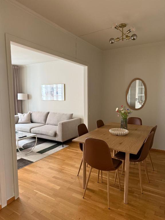 a living room with a table and a couch at Romslig leilighet midt i Bergen sentrum - 3 store soverom! in Bergen
