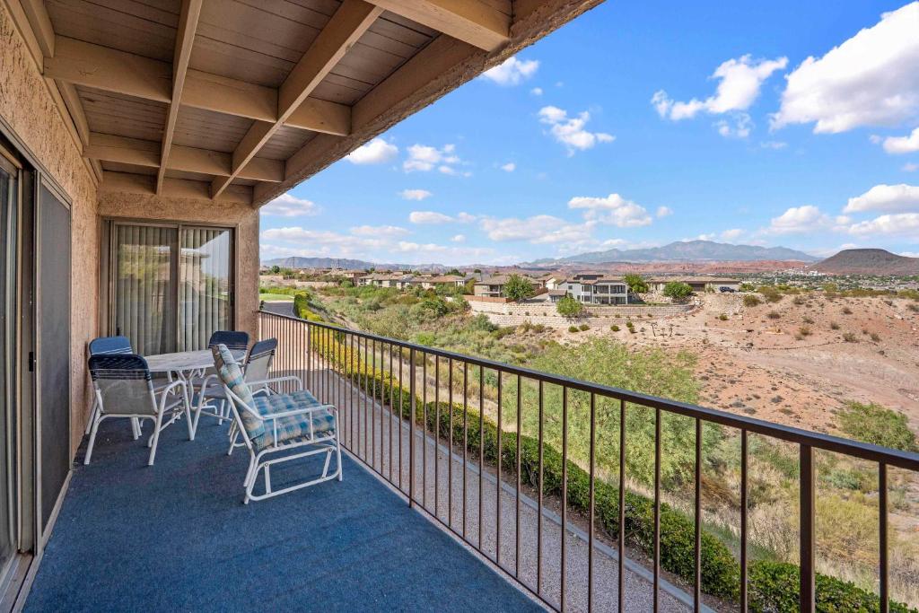 balcone con tavolo, sedie e vista sul deserto di Cozy Condo - Stay for 9 a Saint George Municipal Airport