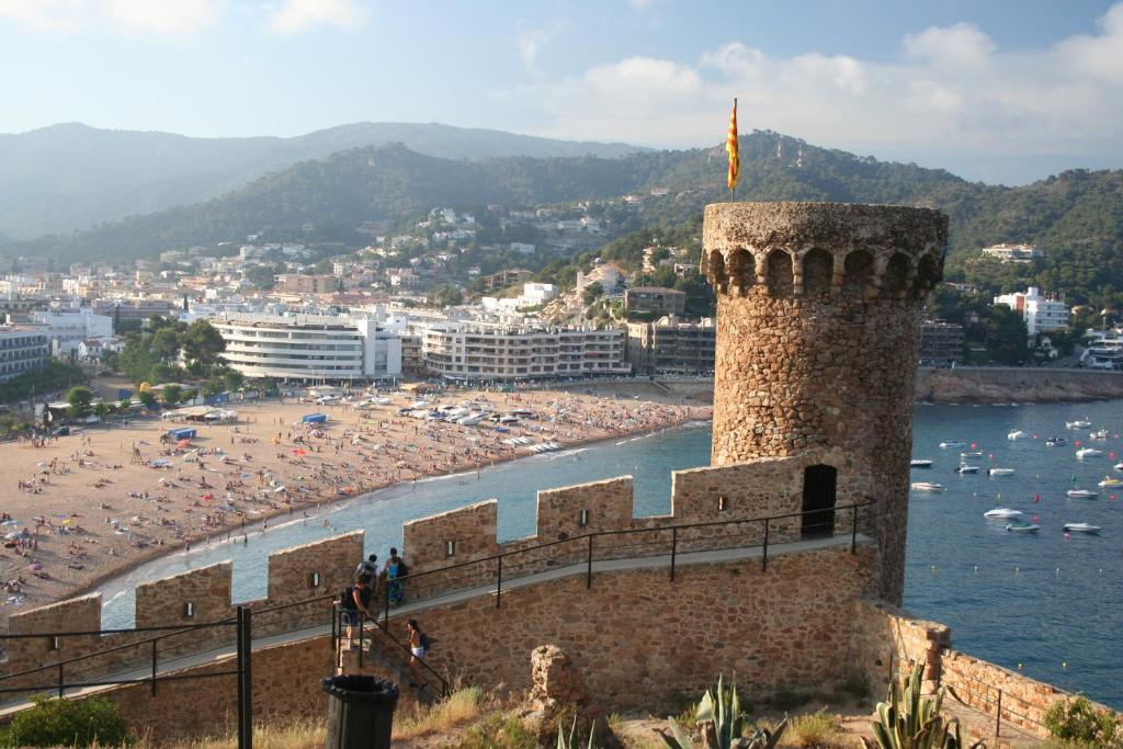 Blick auf einen Strand mit Schloss und Strand in der Unterkunft Apartamento Tossasea in Tossa de Mar