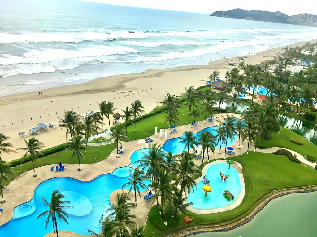 an aerial view of the beach at a resort at Departamento Mayan Island - A pie de playa y con albercas in Acapulco