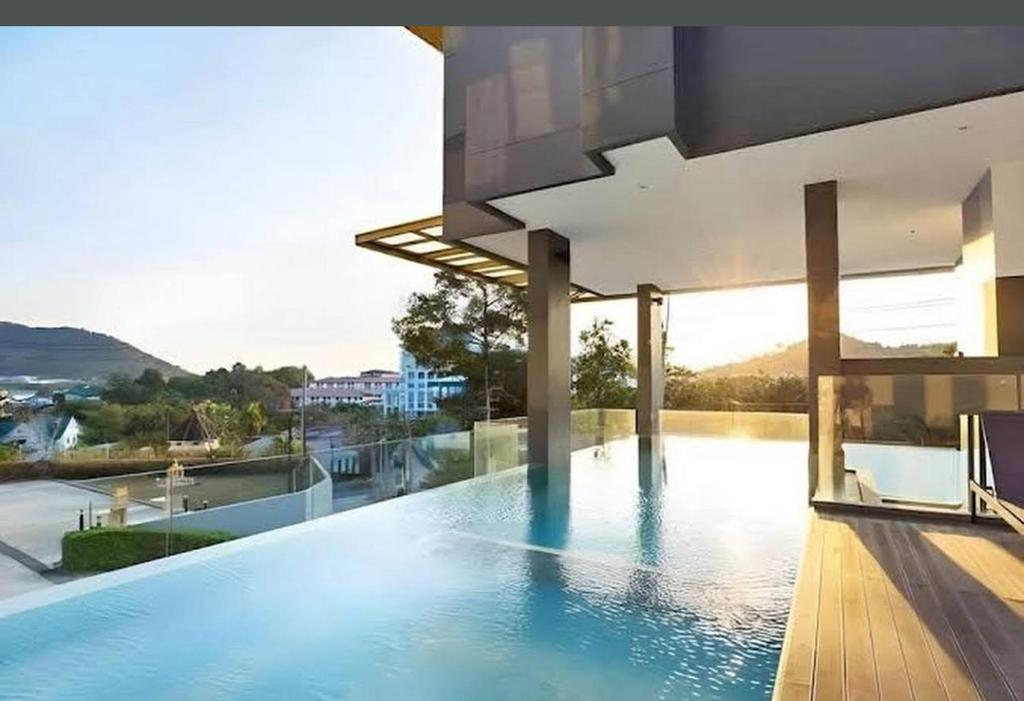 ein Swimmingpool auf dem Dach eines Hauses in der Unterkunft Utopia Kathu Condo in Phuket