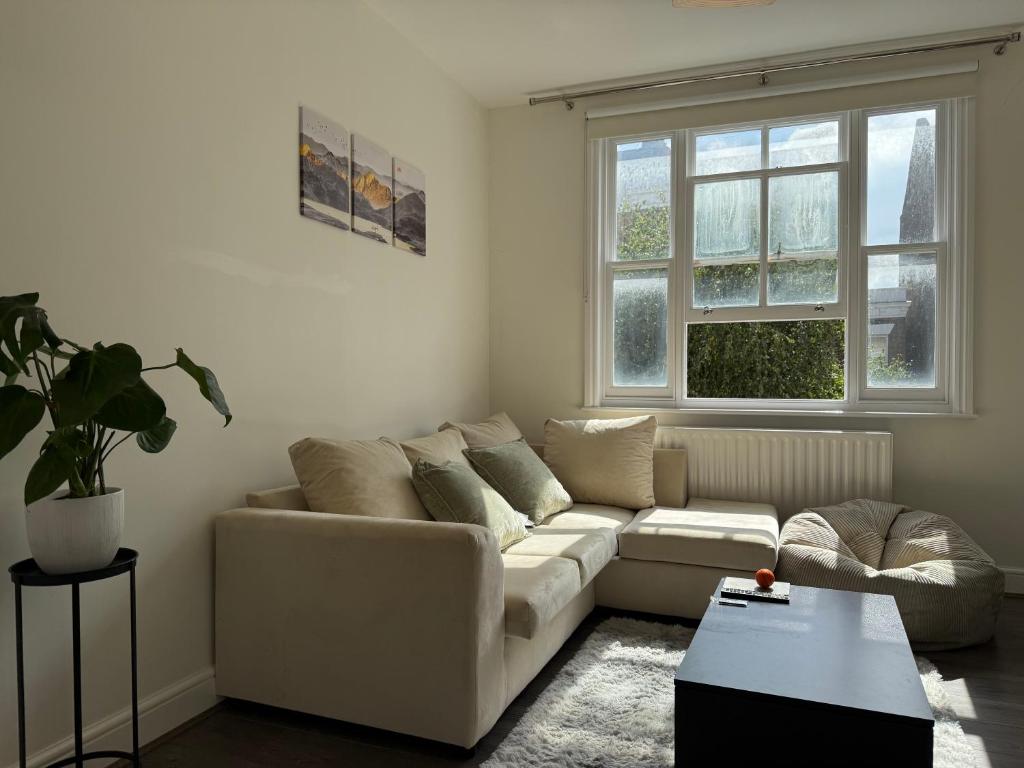 una sala de estar con un sofá y una mesa en London Luxe Escape, en Londres