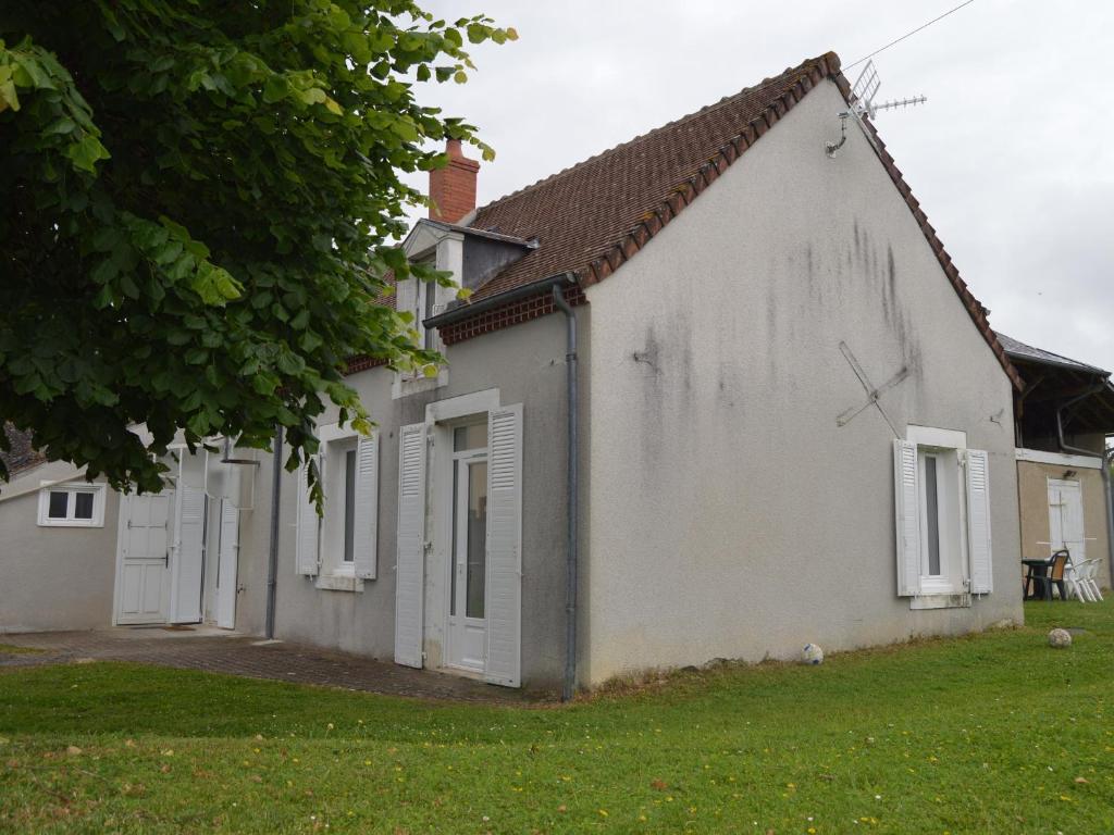 a white house with white windows and a yard at Maison de plain-pied avec grand jardin clos et parking, à 10 min des vignes. - FR-1-591-223 in Reuilly