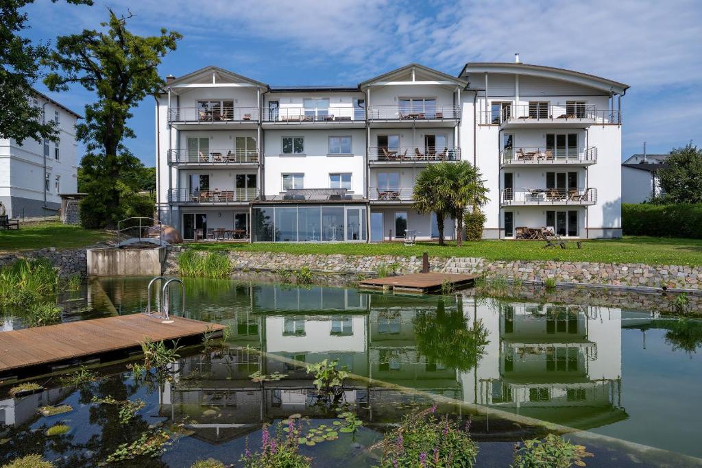 a building with a pond in front of it at FeWo Hafenliebe - Kamin, Sauna, Meerblick in Sassnitz