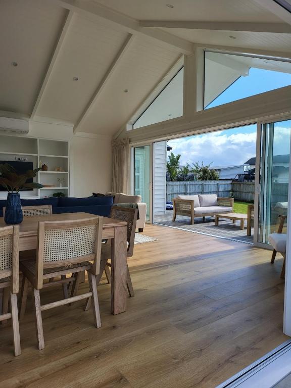 un salon avec une table et des chaises dans l'établissement Seacrest, à Ohakana Island