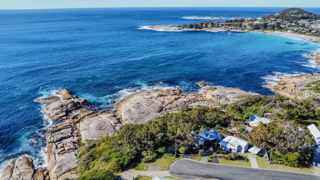 una vista aerea di una costa rocciosa con l'oceano di Cod Rock Point a Bicheno