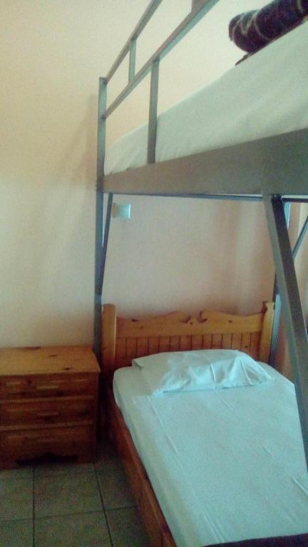 1 dormitorio con litera y escalera de litera en Constantinos Budget Beds, en La Canea