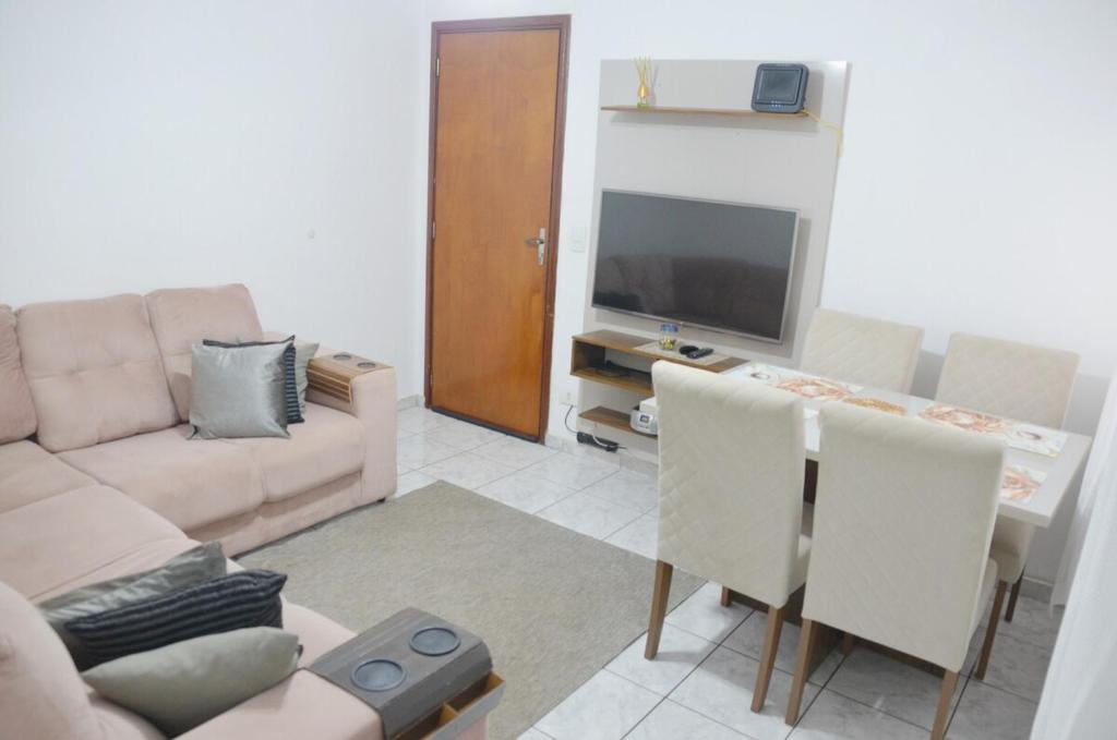 a living room with a couch and a table at Apto 2 dormitórios 1 banheiro 1 vaga descoberta in Piracicaba