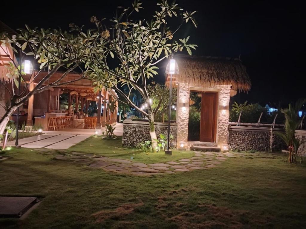 Κήπος έξω από το The Vibes