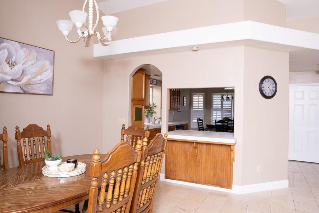 Η κουζίνα ή μικρή κουζίνα στο Modern Merced Haven near Merced College and UC Merced